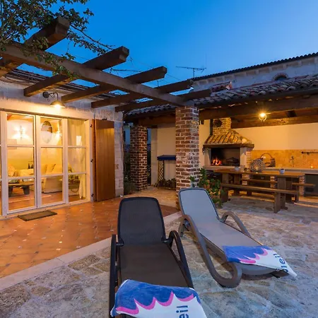 Cozy In With House A Panoramic View *